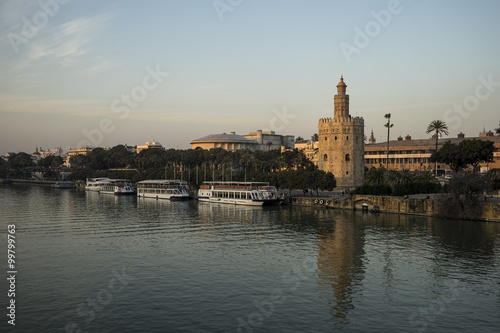 Sevilla, torre del Oro junto al Guadalquivir