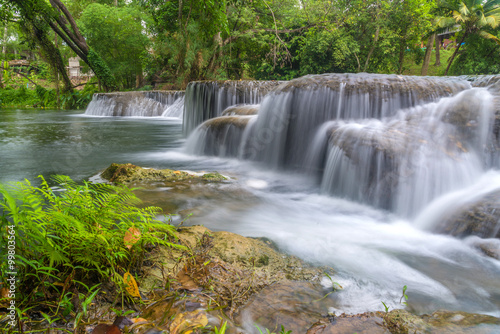 wodospad-w-lesie-tropikalnym-w-parku-narodowym