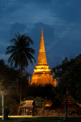 Twilight scene of Wat Phra Si Sanphet in Ayutthaya Historical Park.