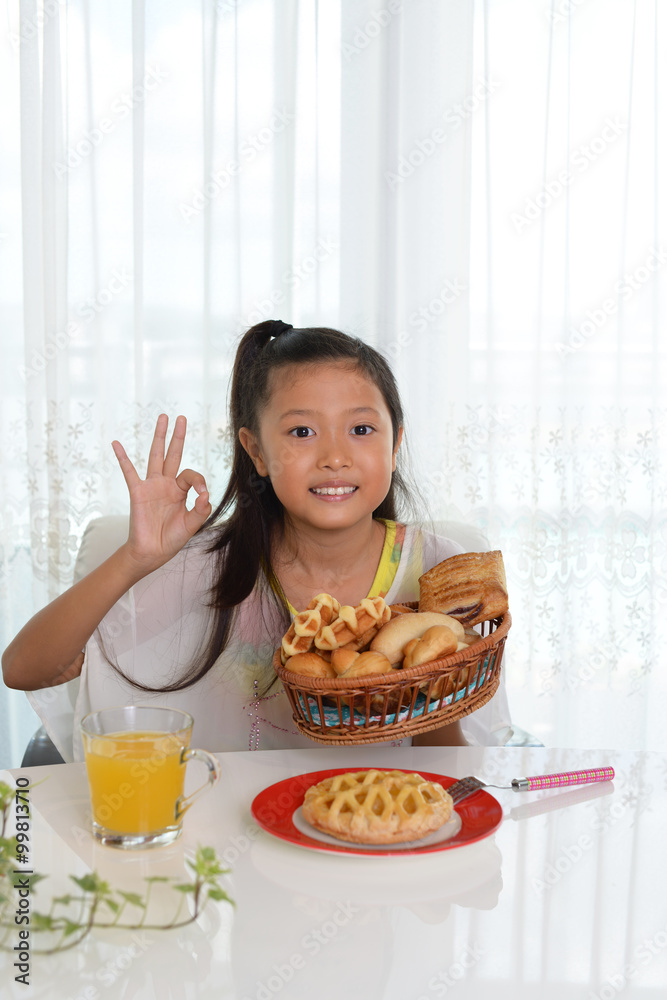 パンを食べる女の子 パンを食べる女の子
