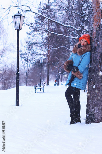Fototapeta Naklejka Na Ścianę i Meble -  girl in winter near tree