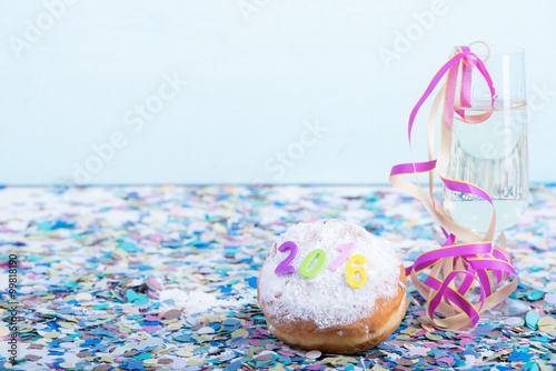 Photography karneval mit krapfen und sekt