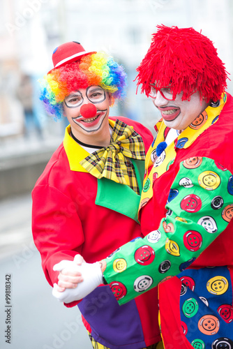 lustige clowns tanzen rosenmontag