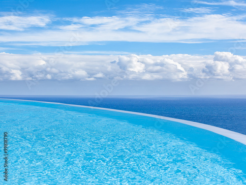  piscine à débordement avec vue sur l'océan