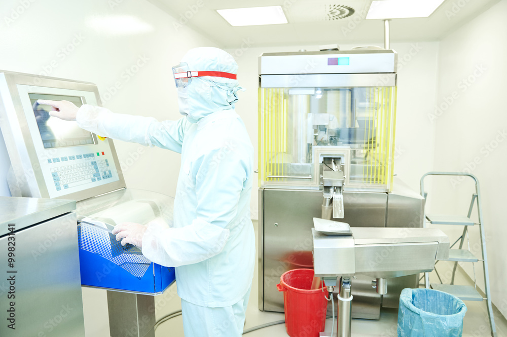 Obraz premium Worker operating pharmacy tablet press
