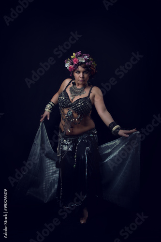 Frau beim orientalischen Bauchtanz mit Kostüm und Blumen im Haar