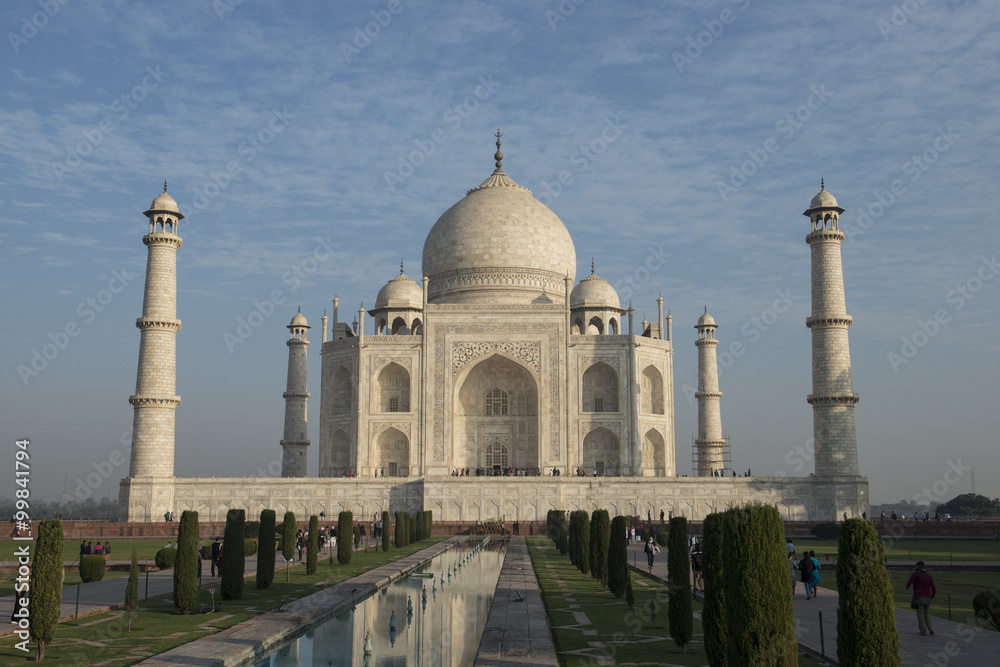 Taj Mahal, frontal con cielo azul. Agra, India
