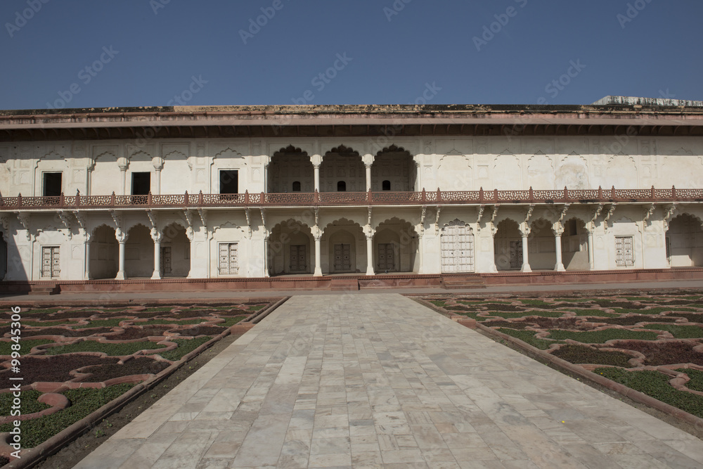 Patio y muros en el interior del Agra Fort, India