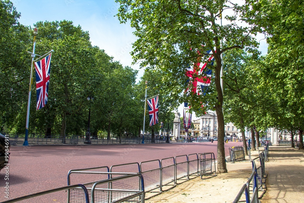 Fototapeta premium The Mall, street in front of Buckingham Palace in London