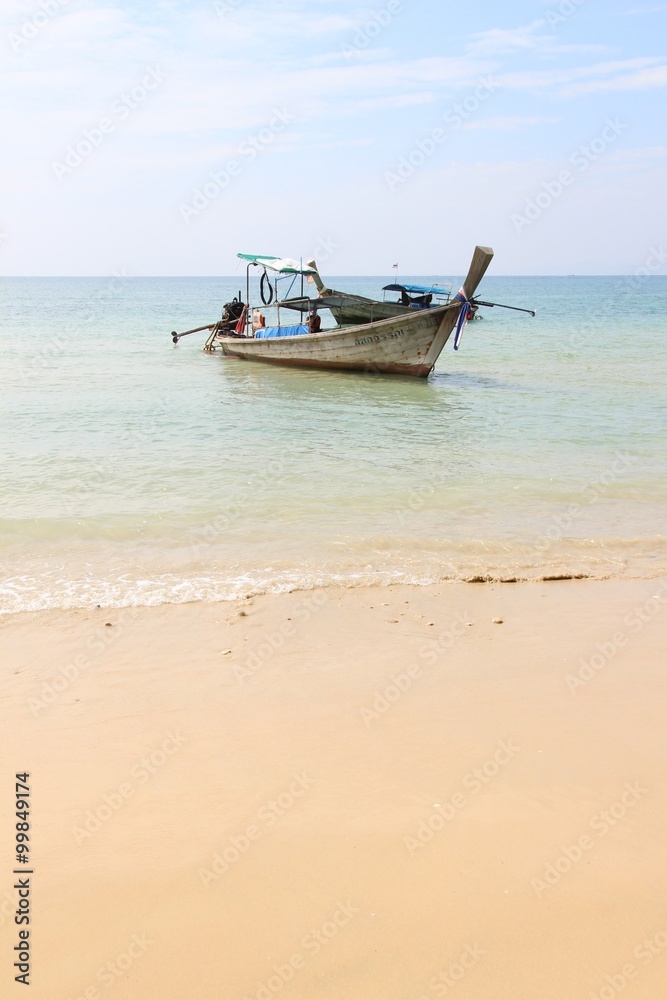 Longtail Boot am Klong Muang Beach bei Krabi / Thailand