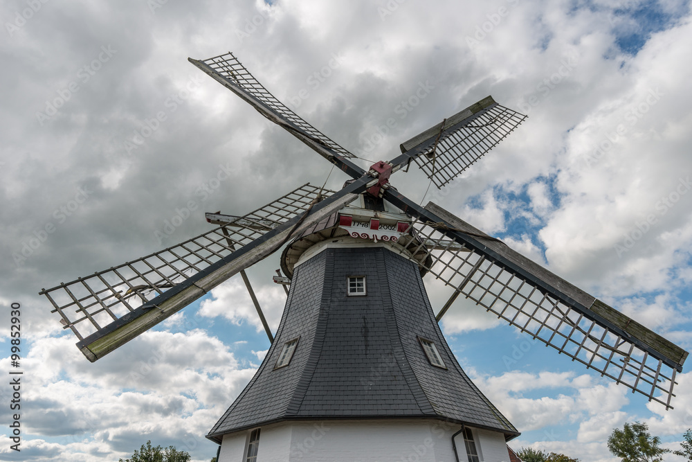 Holländermühle vor blauem Himmel mit Wolken Holländermühle vor blauem Himmel mit Wolken