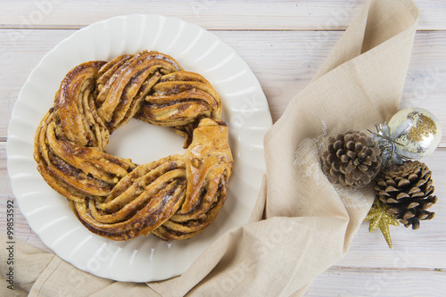 Brioche trenzado kringle stonia o pretzel postre típico de Navidad de los países nórdicos escandinavos photo