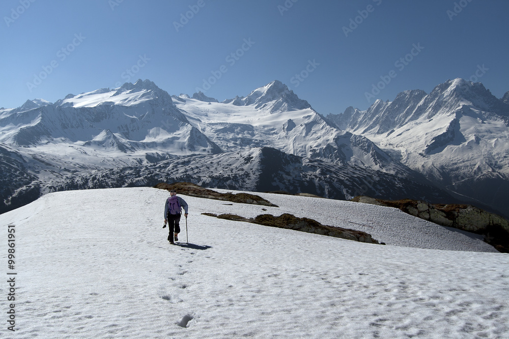 Randonneur dans la neige avec le massif du Pont-Blanc en arrière plan