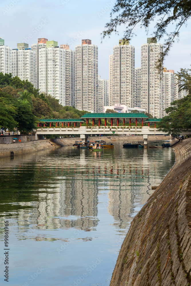 Obraz premium View of a river, bridge and residential buildings in Tai Po New Town, Hong Kong, China.