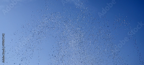 Goccioline di acqua nel cielo azzurro photo
