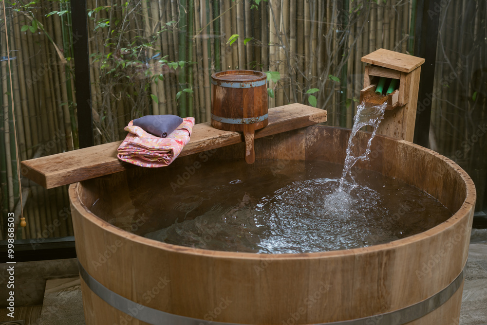 Obraz premium Onsen series : wooden bathtub with pink yukata
