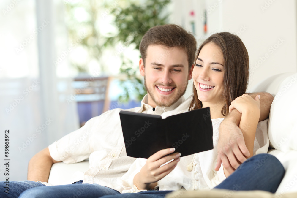 Couple reading a guide in an ebook Couple reading a guide in an ebook