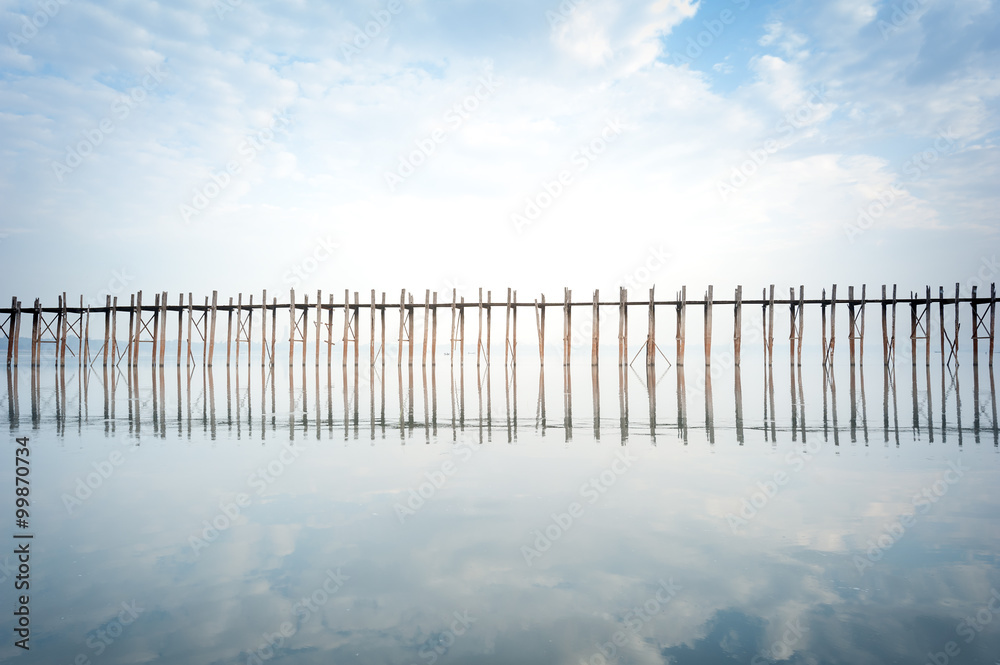 Obraz premium Tranquil and calm photography of peace and silence landscape of wooden bridge on lake with sky reflection