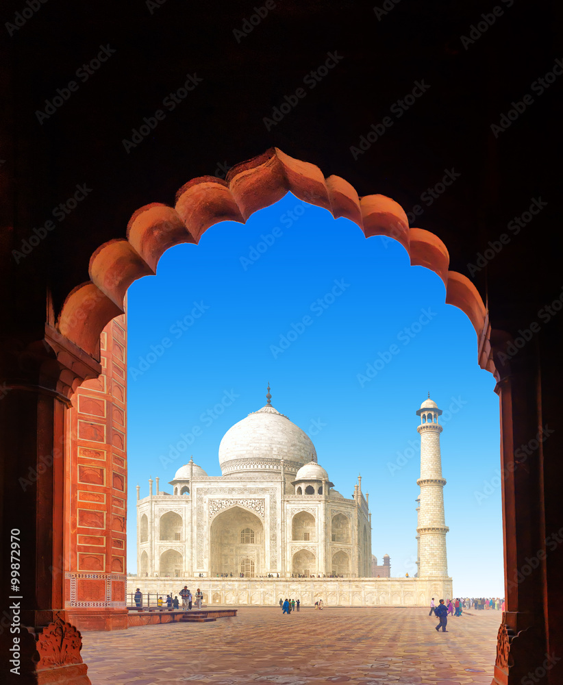 Fototapeta premium Taj Mahal Indian palace through doorway arch. Agra, India