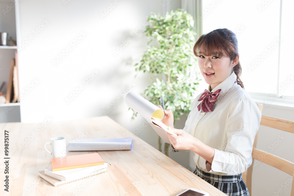 レポートを書く女子高生 レポートを書く女子高生