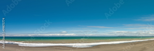 Fototapeta Naklejka Na Ścianę i Meble -  Long and empty ocean coast beach panoramic view background