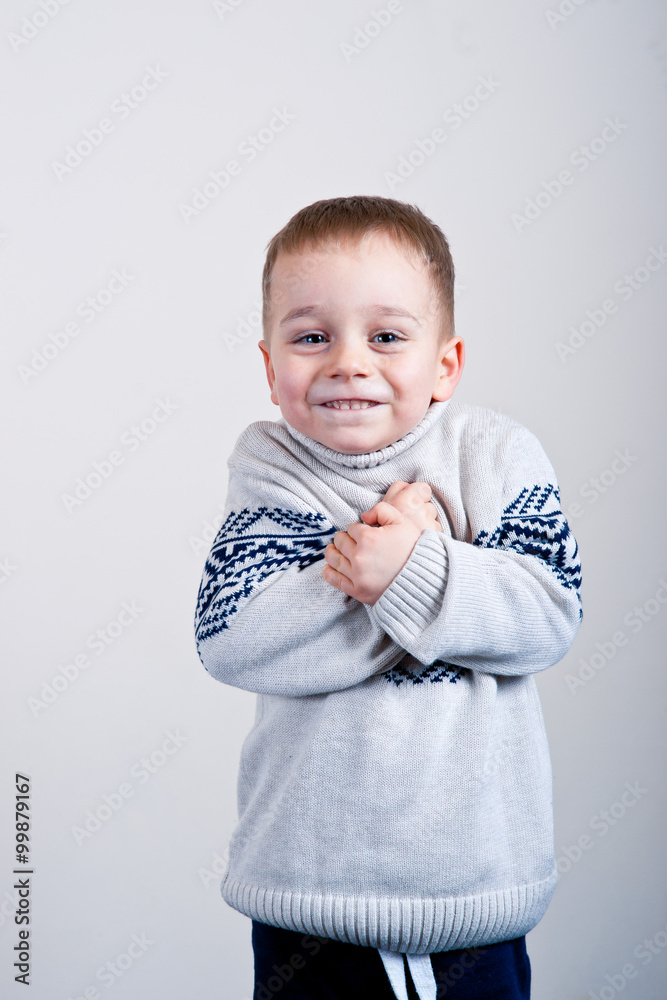 chłopiec w swetrze chłopiec w swetrze