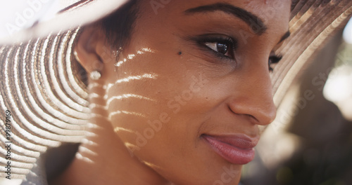 Fotografia Close up backlit shot of beautiful African American woman wearin