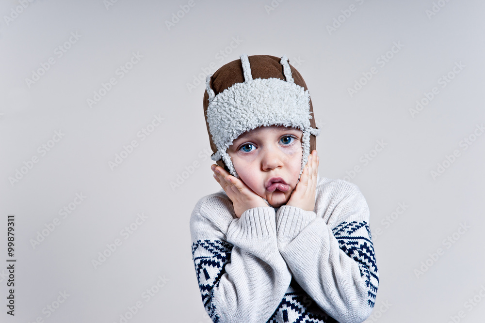 chłopiec w zimowej czapce - obrazy, fototapety, plakaty 
