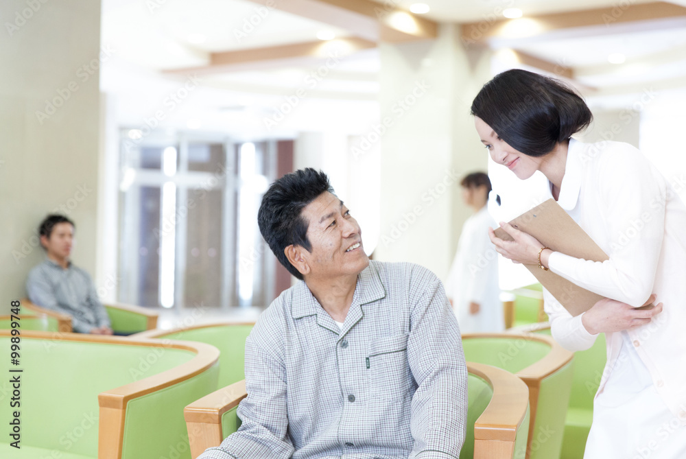 Obraz premium 待合室の男性患者と女性看護師