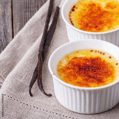 Tableau sur toile Creme brulee - traditional french vanilla cream dessert.