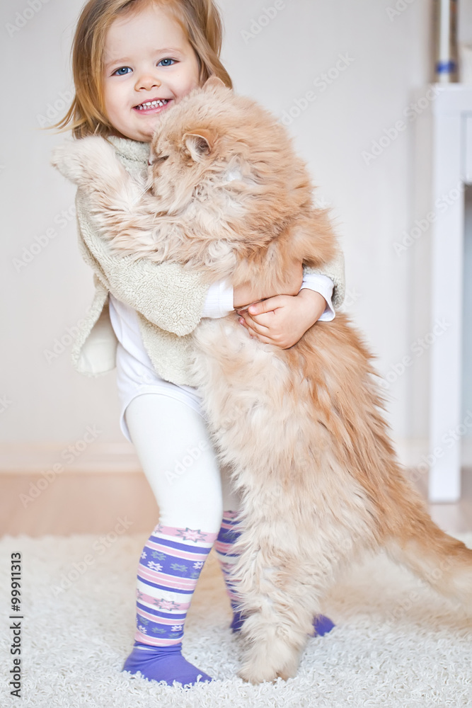 Little girl are playing with a cat