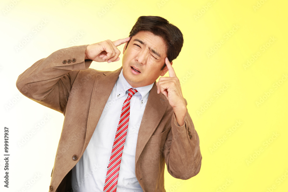 頭痛を訴えるビジネスマン