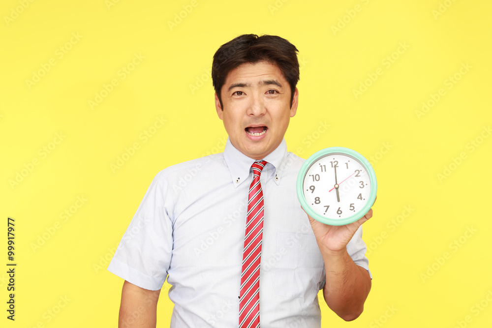 時計を持つ笑顔のビジネスマン