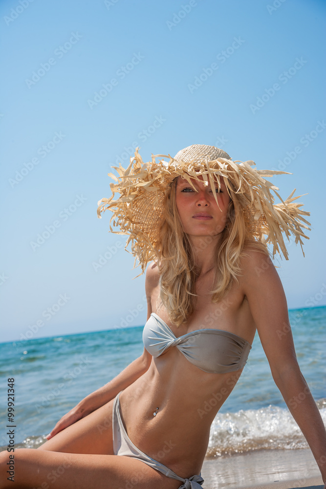 Naklejka premium Beauty portrait of woman on the beach