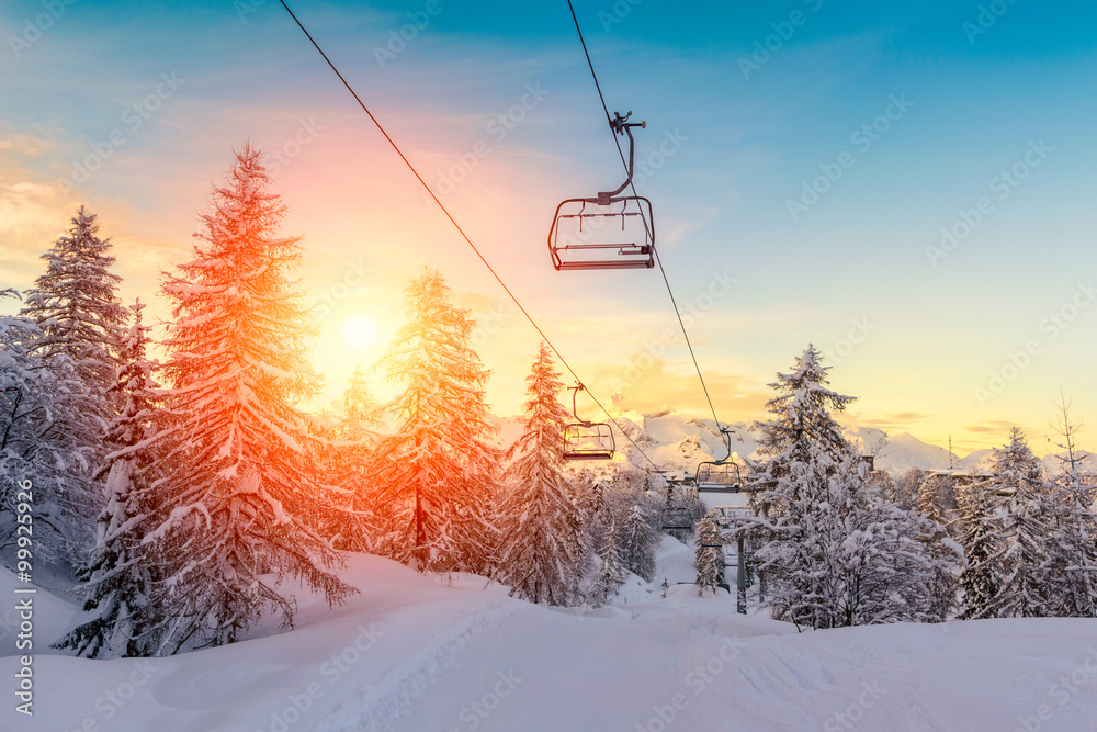 Fototapeta premium Zachód słońca w zimowy krajobraz w górach Alpy Julijskie