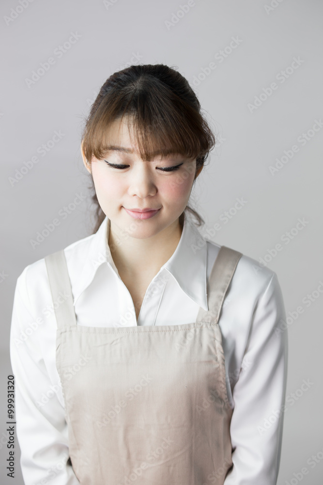 エプロンをした女性 エプロンをした女性