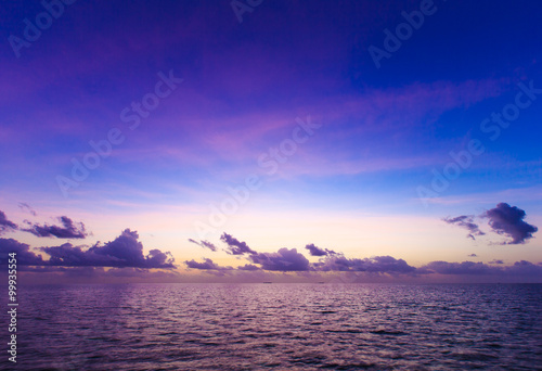Fototapeta Naklejka Na Ścianę i Meble -  Sunset on sea in Maldives