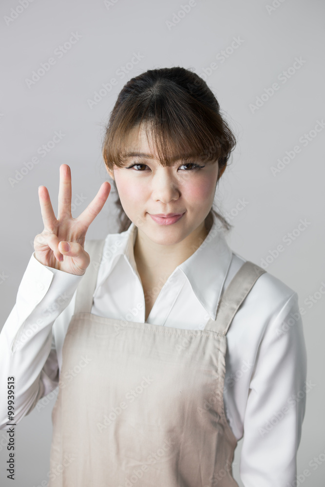 エプロンをした女性 エプロンをした女性