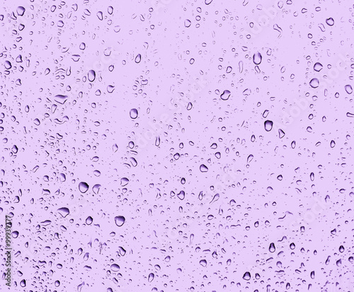 Капли дождя на отражающей поверхности 