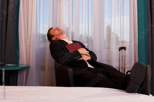Mann beim lesen und warten im Hotelzimmer eingeschlafen