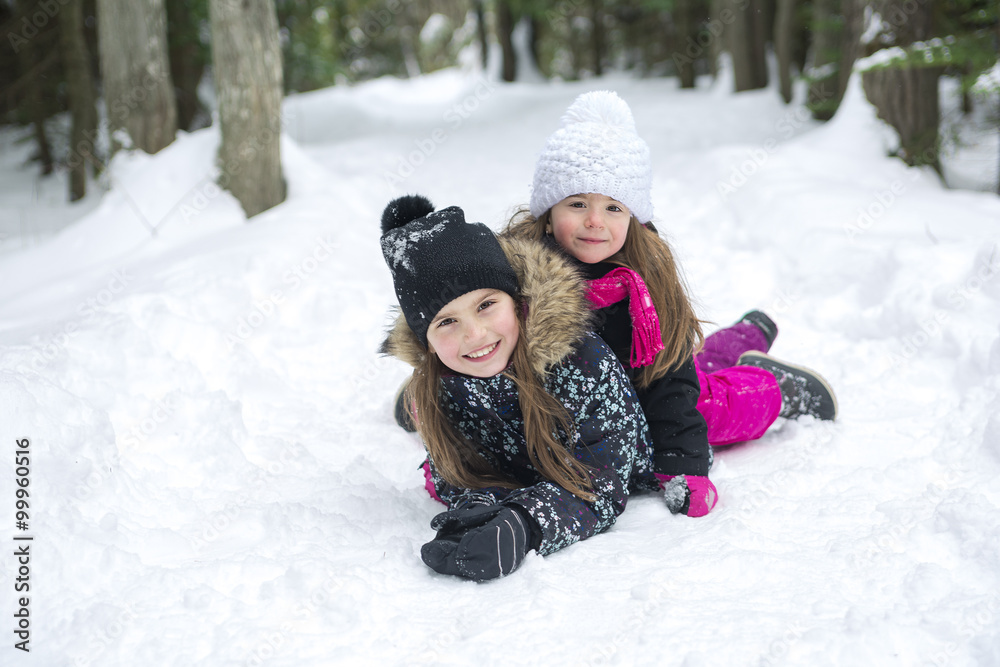 Obraz premium Two girls looking at camera in winter park