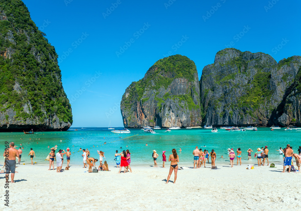 Fototapeta premium Tourists on the beach of Maya Bay, Thailand