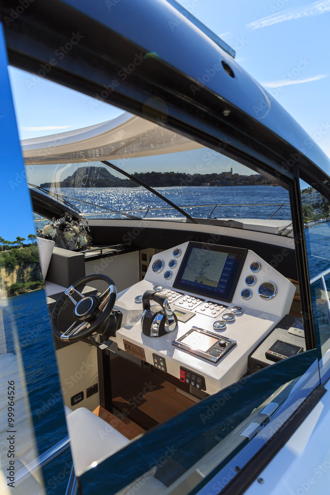 Obraz premium Steering boat of luxury motoryacht at sunset
