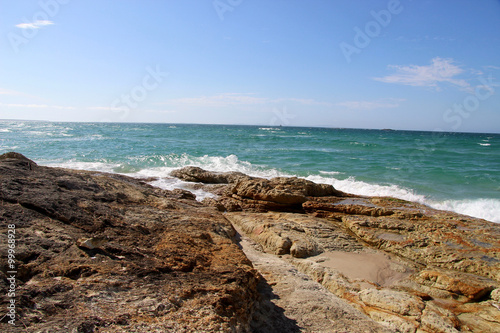 Cylinder Beach, Australien, Stradbroke Island, Strand mit Felsen.