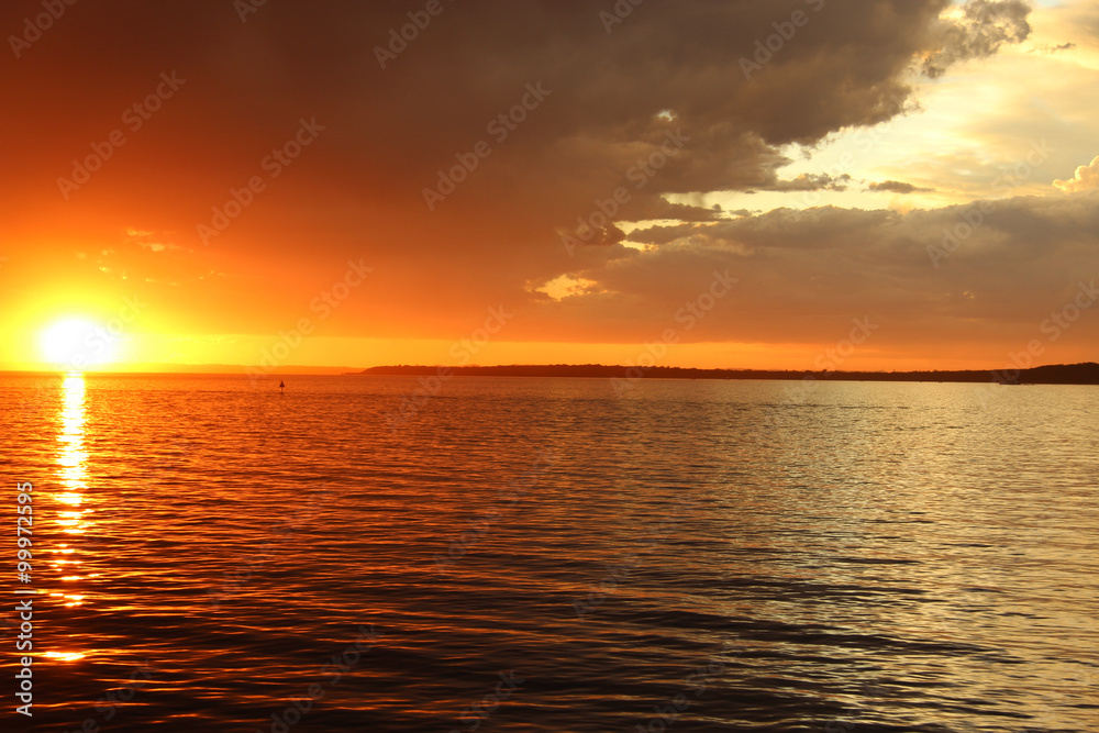 Sonnenuntergang auf Stradbroke Island, Australien, aufgenommen vom Fährterminal im November 2015.