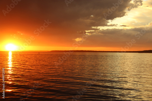 Sonnenuntergang auf Stradbroke Island, Australien, aufgenommen vom Fährterminal im November 2015. © theobliqueview