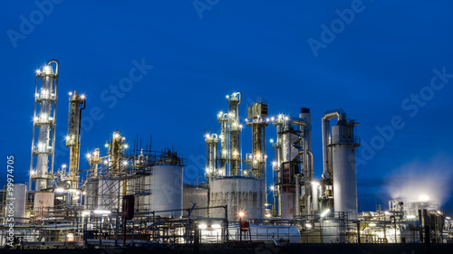 Ölraffinerie mit Rohren, Kolonnen und Lichtern in Speyer in Rheinland-Pfalz bei Nacht 
