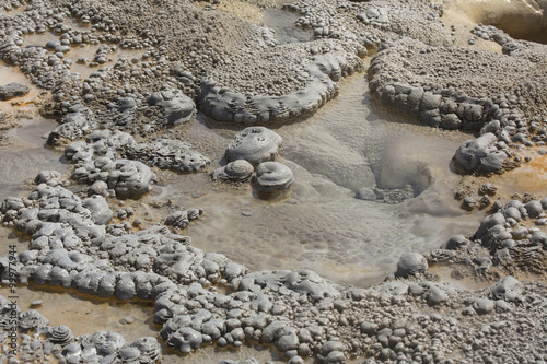 Fotografi Gray mounds, like colonnades, along rim of hot spring, Yellowstone
