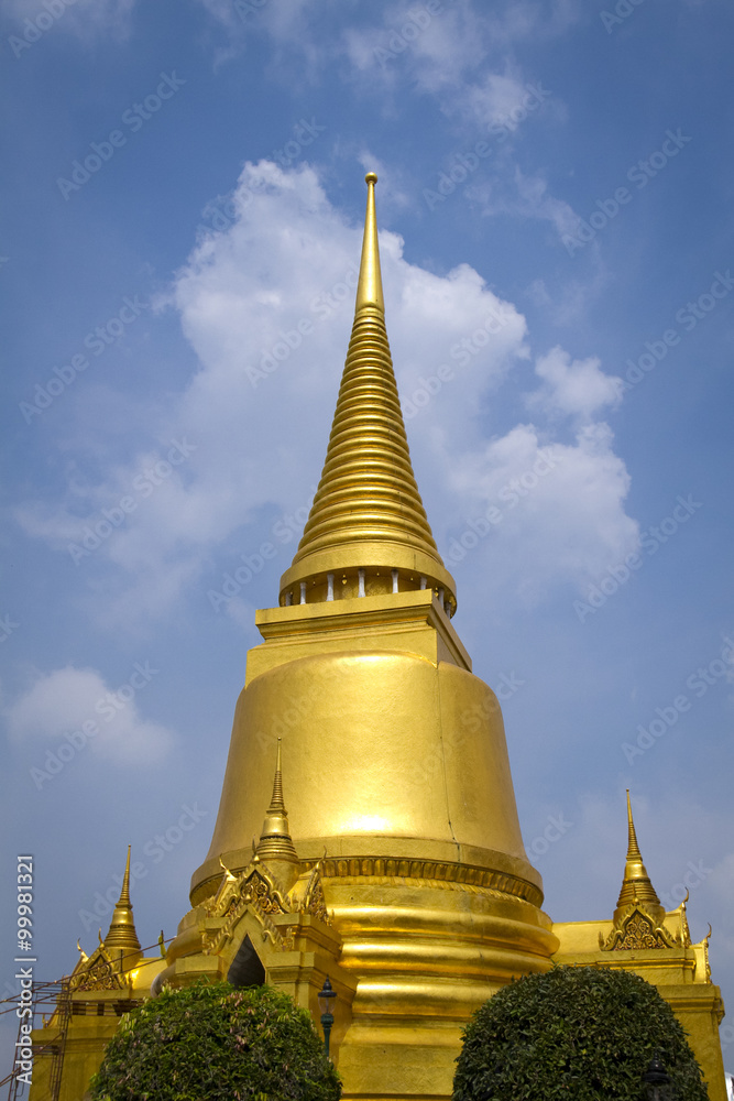 Naklejka premium Golden stupa at the Grand Palace in Bangkok, Thailand