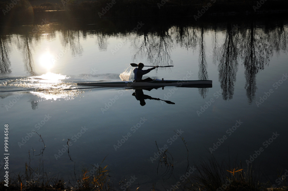 canoa in controluce